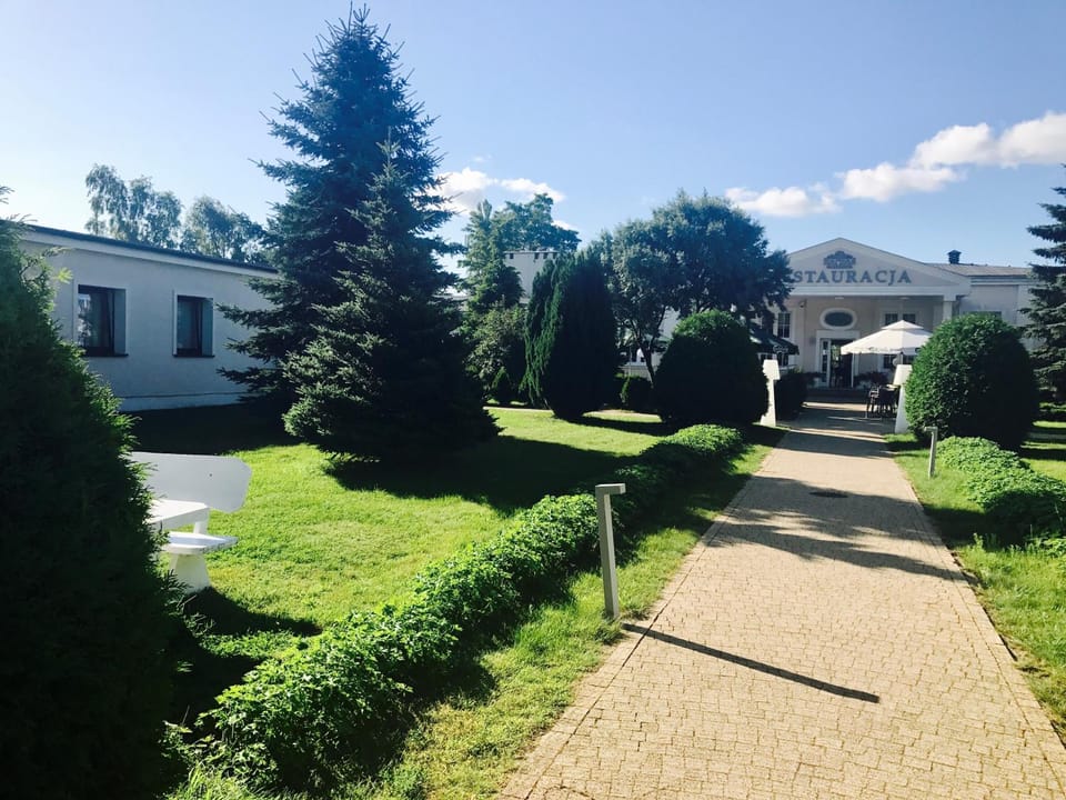 Property building, Restaurant/places to eat, Day, Garden, Garden view, Area and facilities