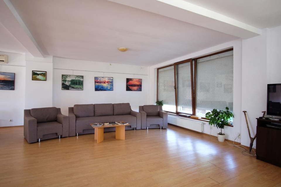 Communal lounge/ TV room, Lobby or reception