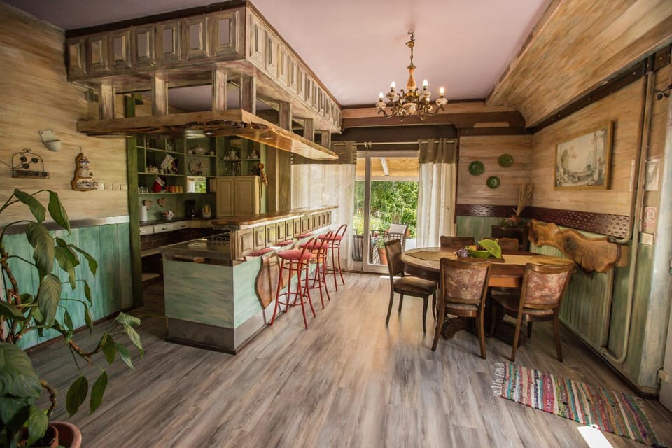 Kitchen or kitchenette, Dining area