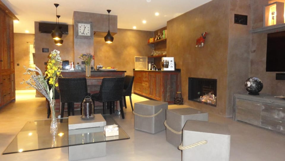 Kitchen or kitchenette, Living room