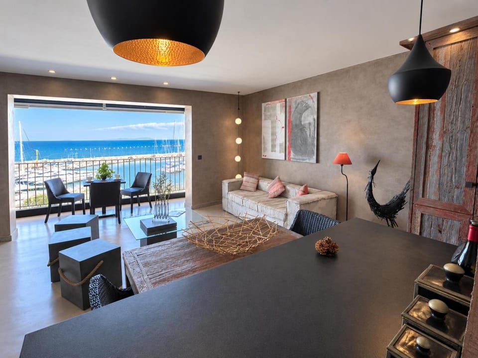 Port de Hyères - Terrasse vue mer, 2 SDB & parking privé - Plage à piéd Apartment in Hyères