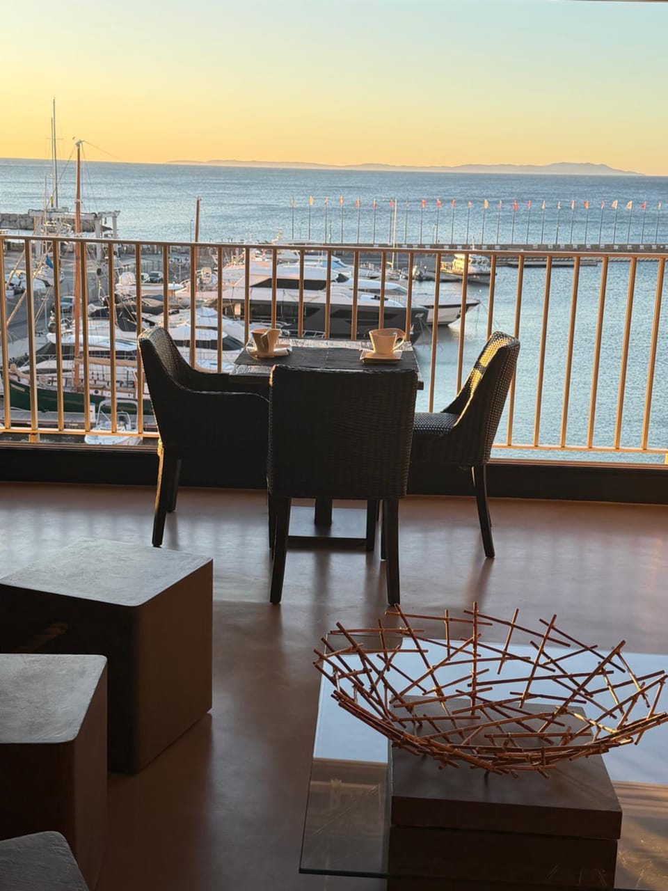 Port de Hyères Terrasse vue mer parking privé 2 SDB plage à pied Apartment in Hyères