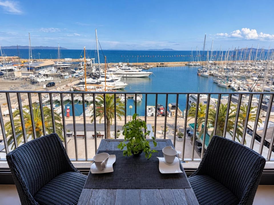 Port de Hyères - Terrasse vue mer, 2 SDB & parking privé - Plage à piéd Apartment in Hyères