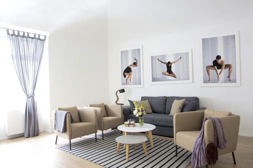 TV and multimedia, Living room, Seating area, City view, Landmark view, Street view