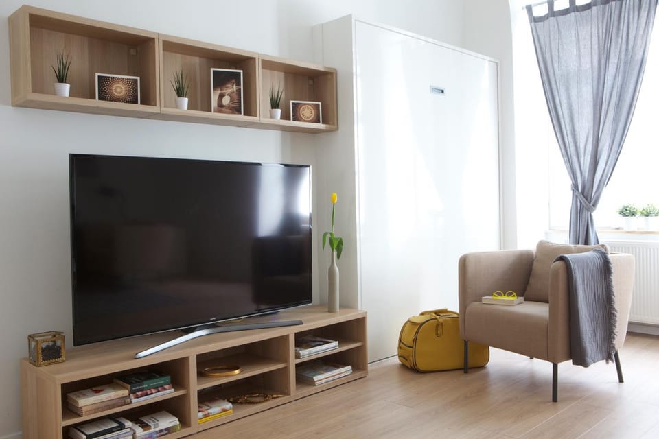Spring, Day, TV and multimedia, Living room, Bedroom, On site