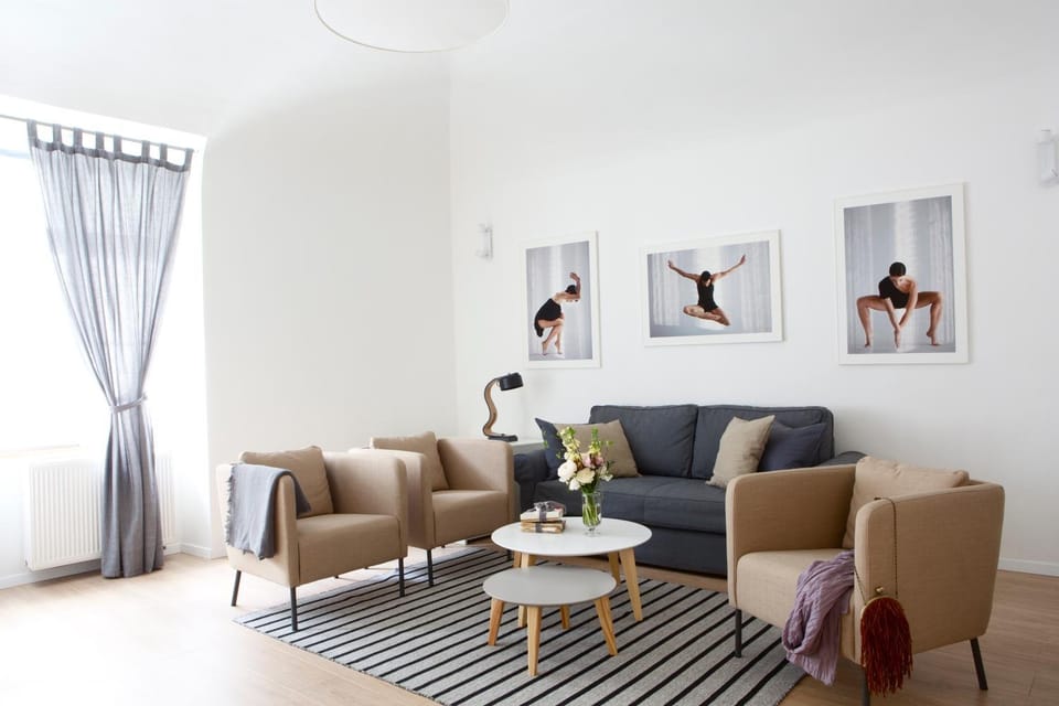 TV and multimedia, Living room, Seating area, Bedroom, Landmark view, Street view