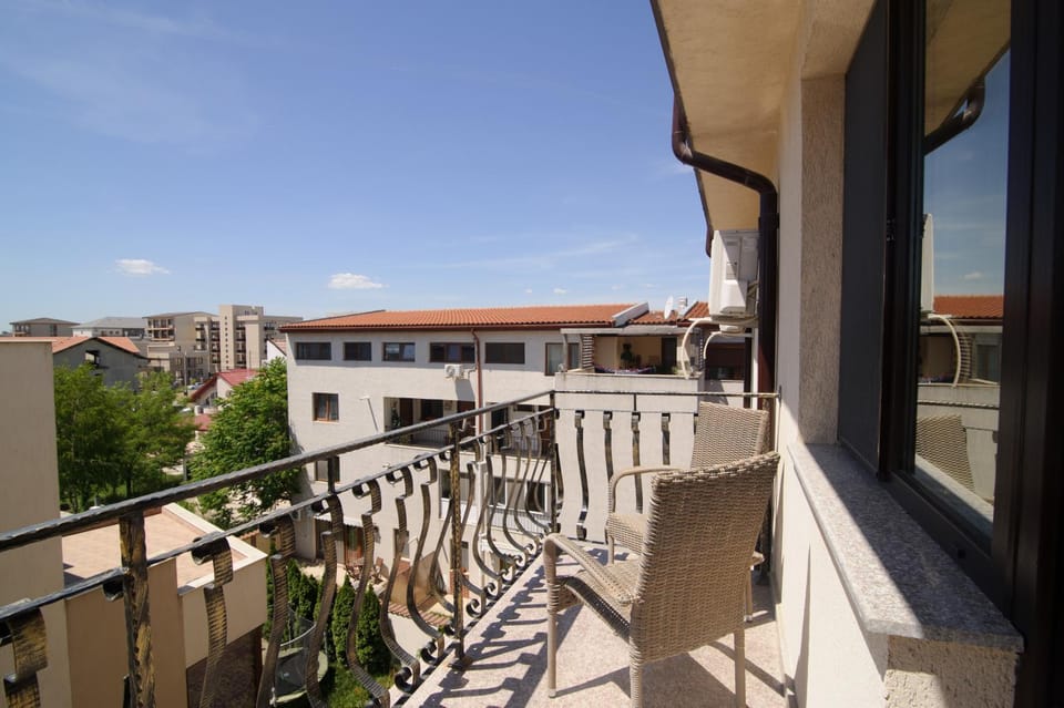 Balcony/Terrace, Garden view
