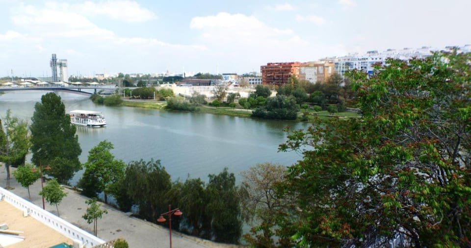 SevillaHome - Bonito Piso Junto al Rio Apartment in Seville