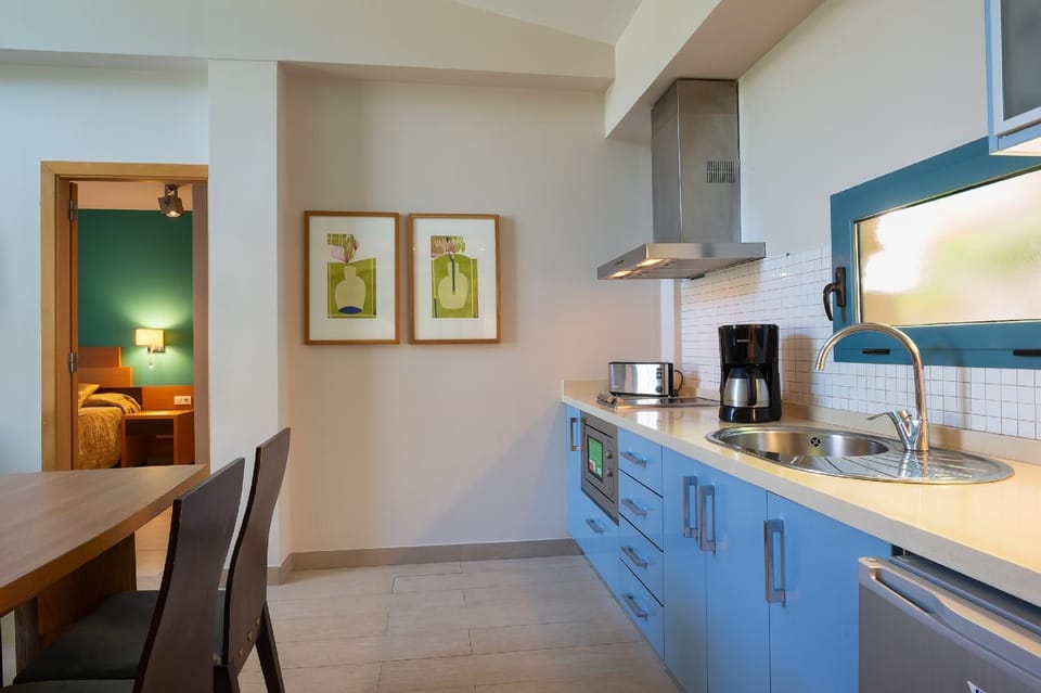 Coffee/tea facilities, Kitchen or kitchenette, Dining area, kitchen