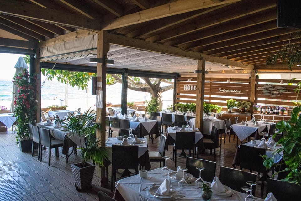 Restaurant/places to eat, Balcony/Terrace, Lounge or bar