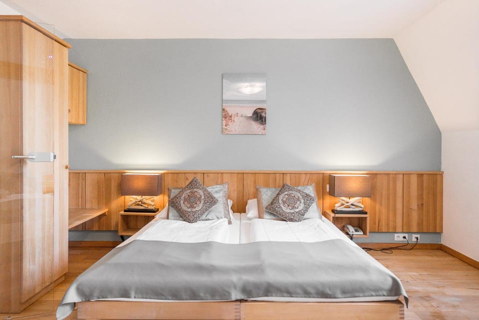 Photo of the whole room, Street view