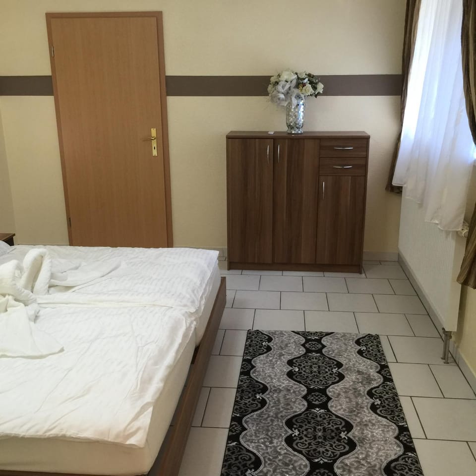 Bed, Photo of the whole room, Decorative detail, Bedroom, Garden view