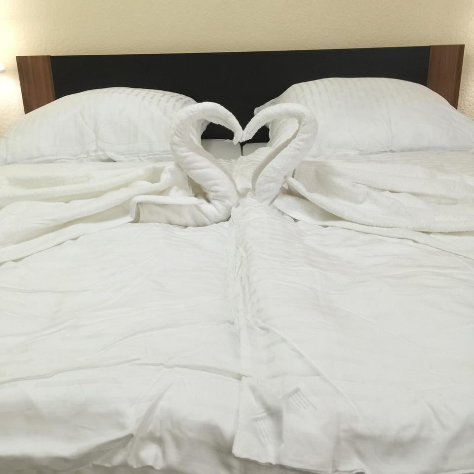 Bed, Photo of the whole room, Decorative detail, Bedroom, Garden view