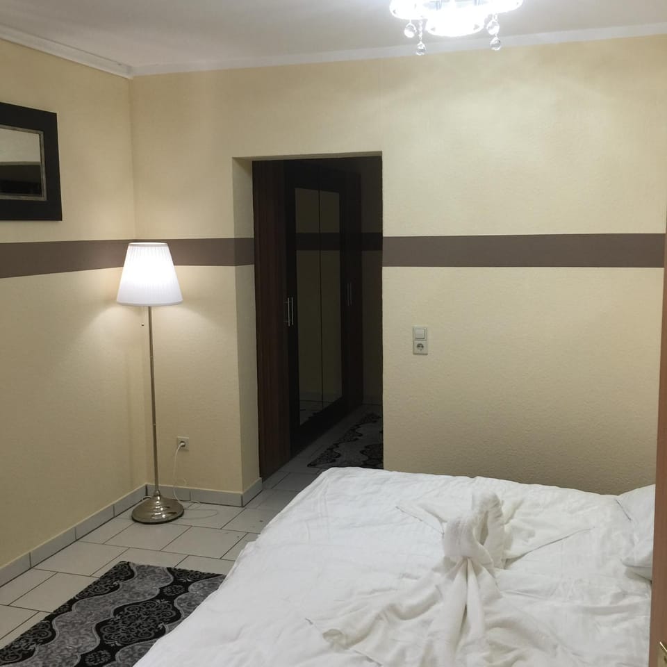 Bed, Photo of the whole room, Decorative detail, Bedroom, Garden view