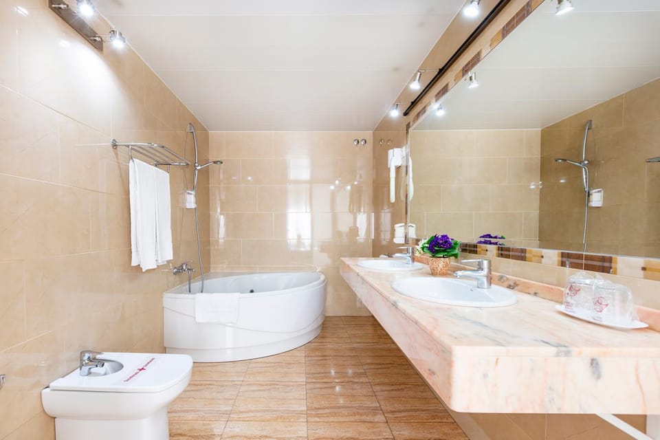 Hot Tub, Bathroom