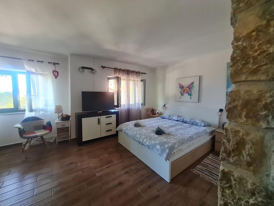 Bed, TV and multimedia, Bedroom