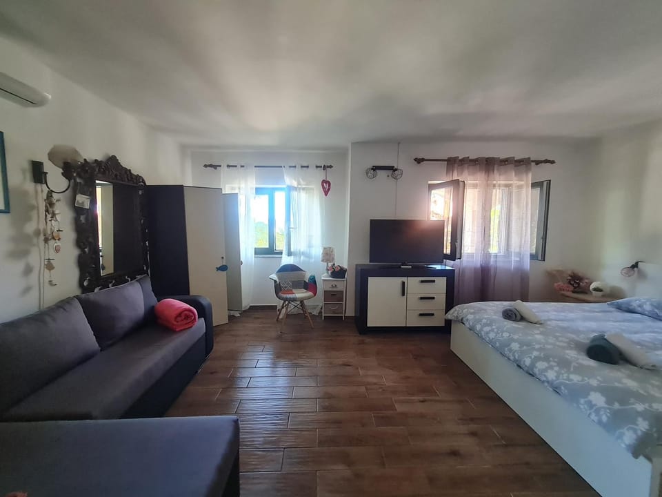 Bed, TV and multimedia, Photo of the whole room, Seating area, Bedroom