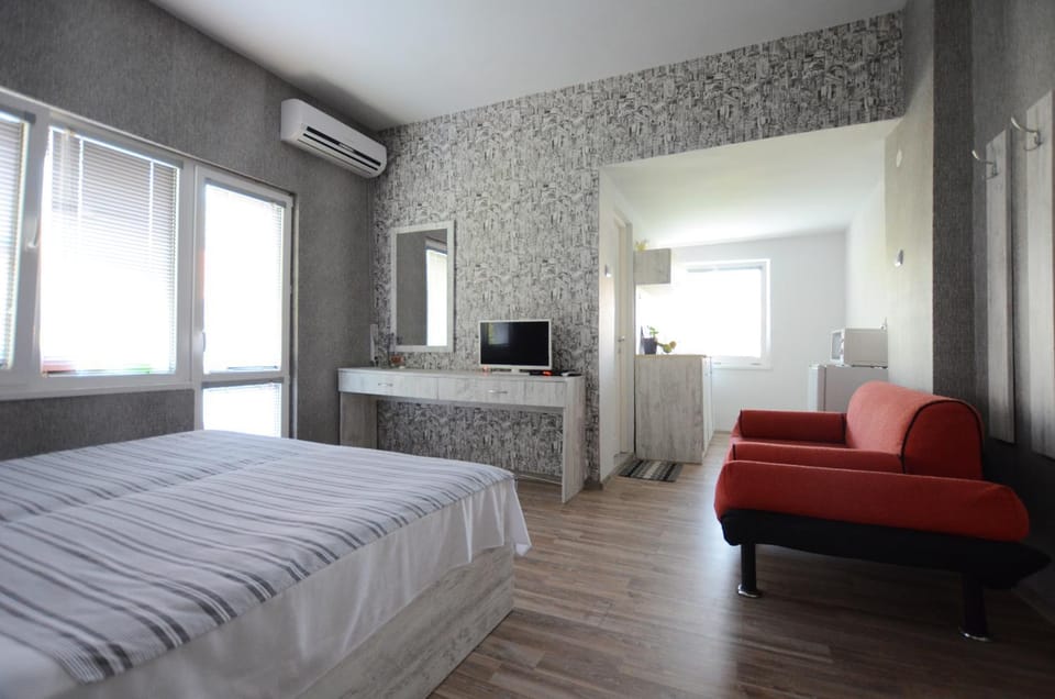 Photo of the whole room, Seating area, Bedroom