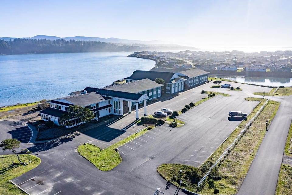 Waldport Bayfront Hotel & Restaurant Hotel in Waldport
