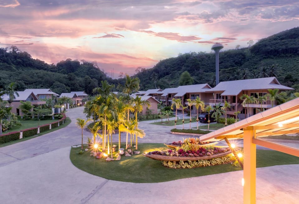 Facade/entrance, Bird's eye view, Garden view, Mountain view