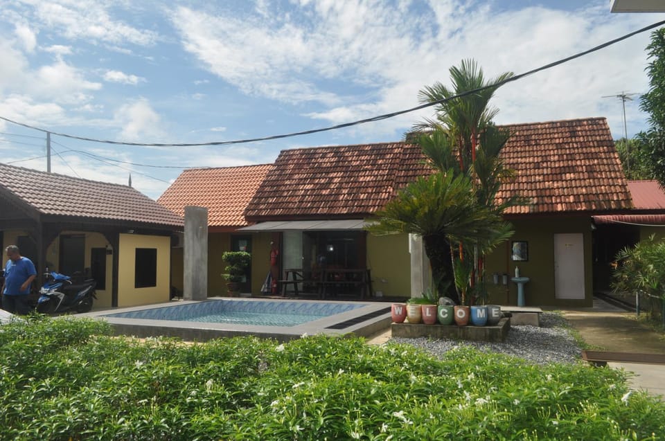 Shower, Toilet, Property building, Restaurant/places to eat, Restaurant/places to eat, Natural landscape, Garden, Garden, On-site shops, Bathroom, TV and multimedia, Seating area, Bedroom, Garden view, Garden view, Pool view, Street view, Supermarket/grocery shop, Swimming pool, Swimming pool, Family, Family, Quiet street view