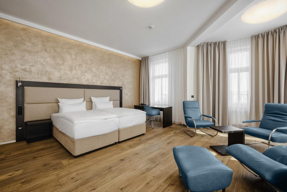 Bed, Photo of the whole room, Seating area