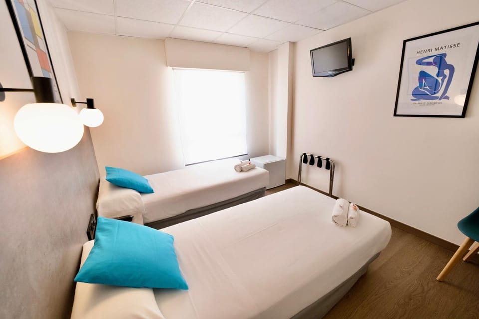 Bed, TV and multimedia, Photo of the whole room, Bedroom