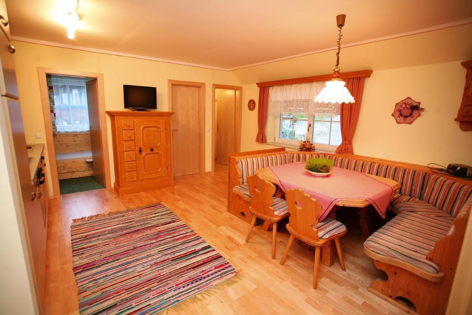 Photo of the whole room, Dining area