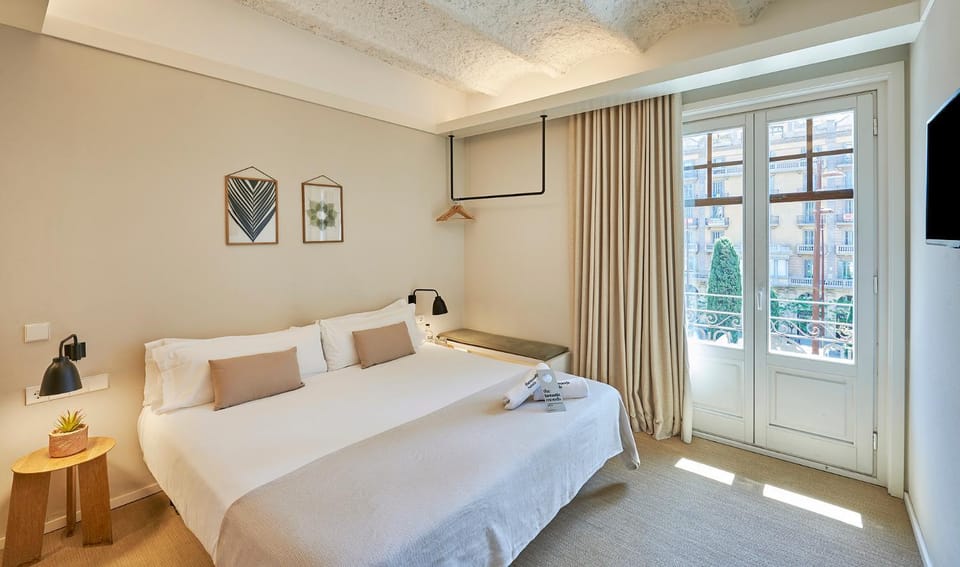 Photo of the whole room, Bedroom