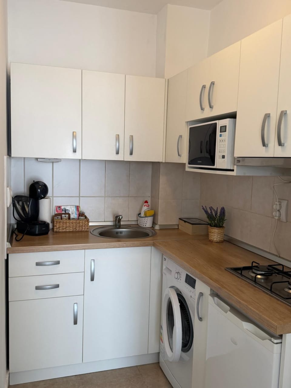 Coffee/tea facilities, Kitchen or kitchenette, stove, washing machine