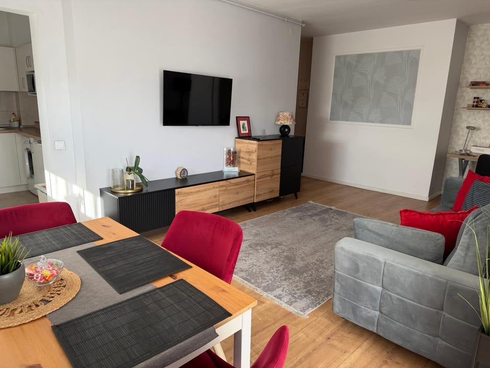 TV and multimedia, Living room, Seating area, Dining area