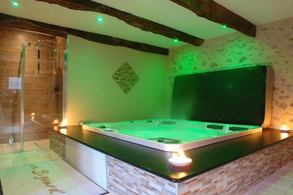 Hot Tub, Sauna, Steam room, Spa and wellness centre/facilities