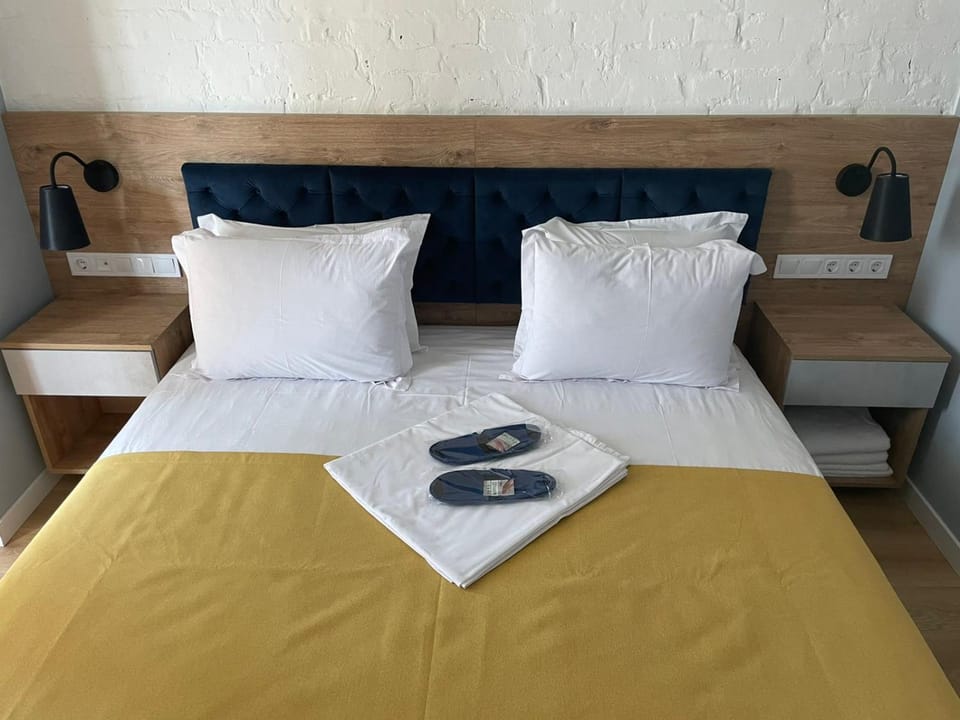 Bed, Bedroom, towels