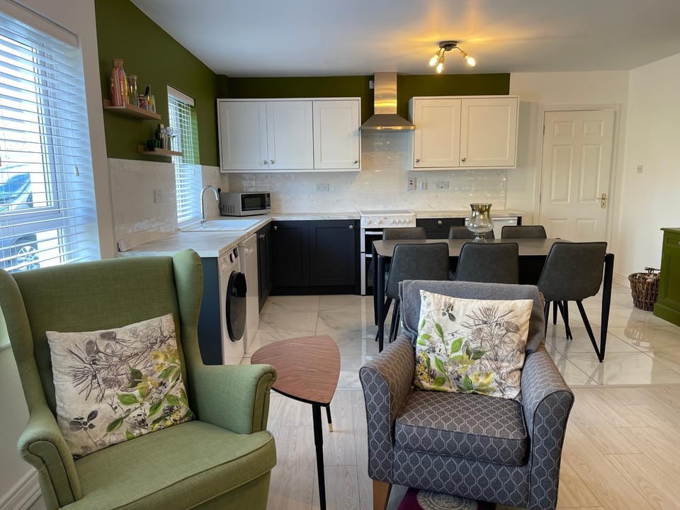 Kitchen or kitchenette, Seating area