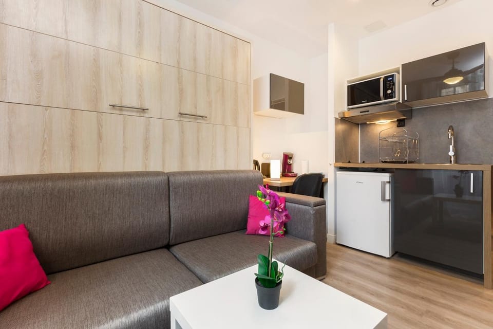 Coffee/tea facilities, Kitchen or kitchenette, Living room, Seating area