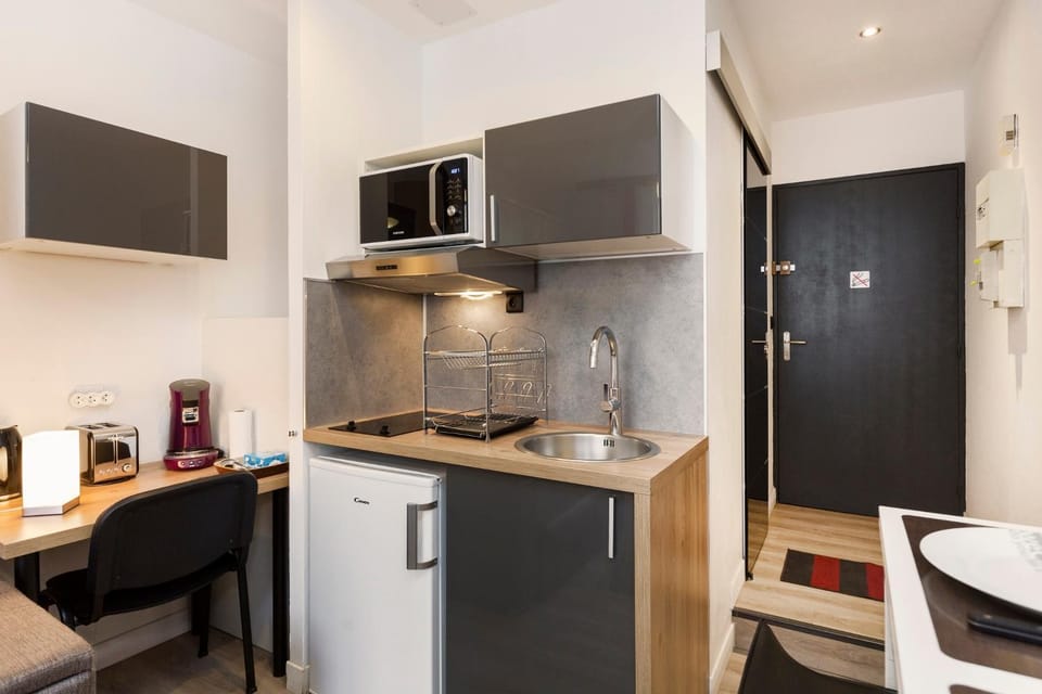 Coffee/tea facilities, Kitchen or kitchenette, Seating area, Dining area