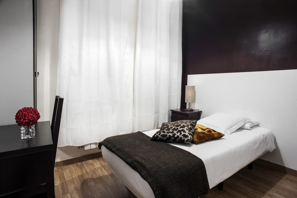Bed, Photo of the whole room