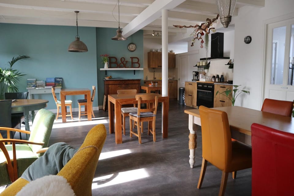 Restaurant/places to eat, Coffee/tea facilities, Living room, Seating area