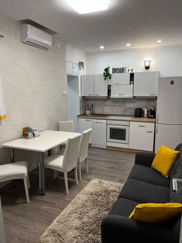 Property building, Living room, Dining area, stove, kitchen