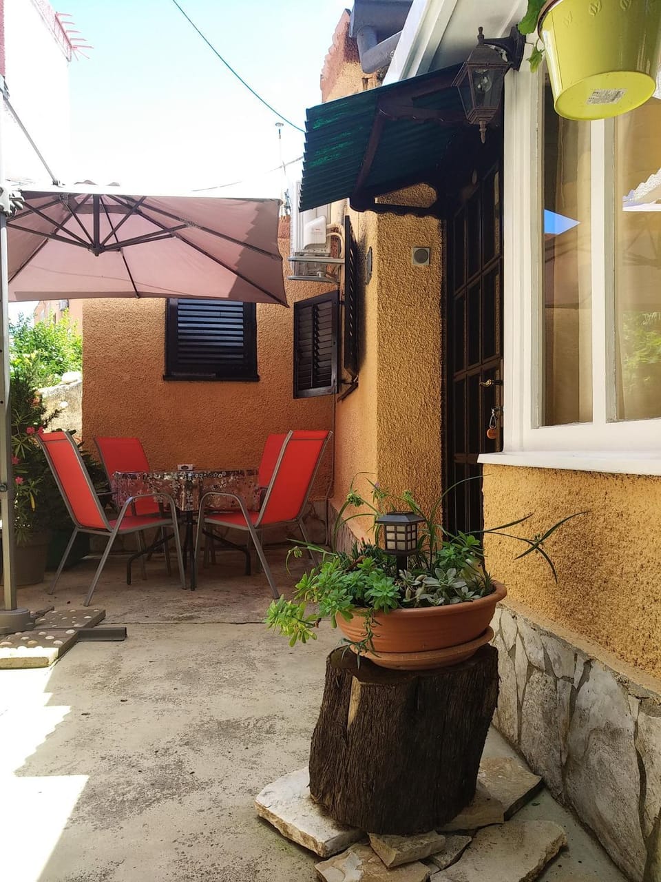 Patio, Facade/entrance, Day, Neighbourhood, Natural landscape, On site