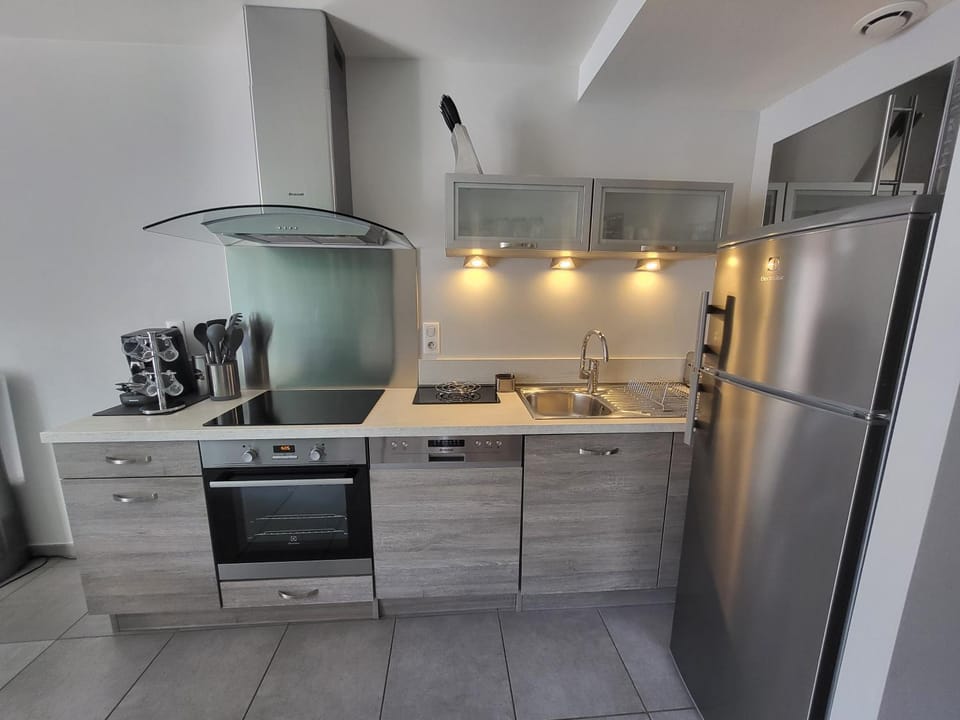 Coffee/tea facilities, dishwasher, oven, stove, toaster, kitchen