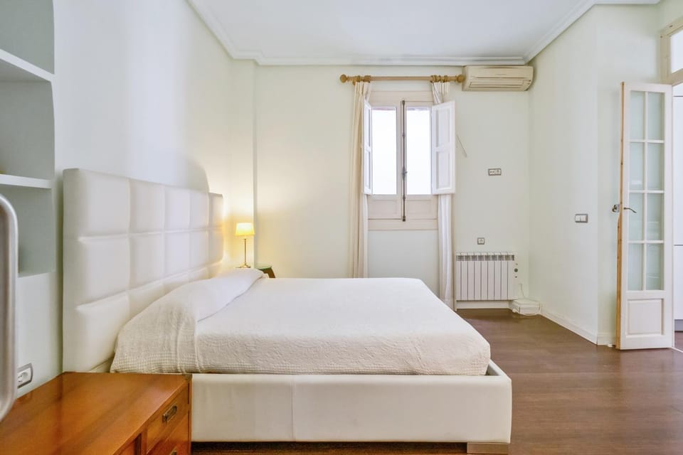Bed, Photo of the whole room, Bedroom, air conditioner