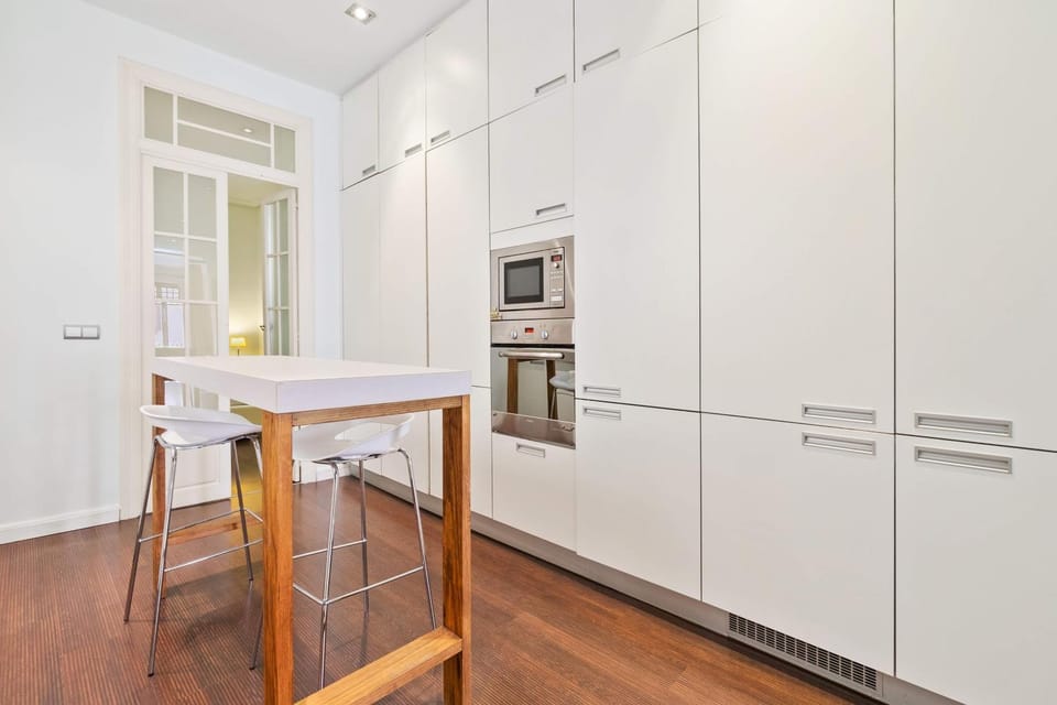 Kitchen or kitchenette, minibar