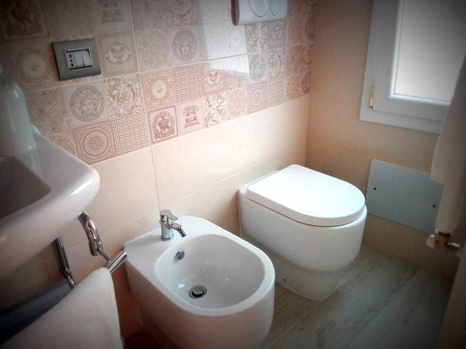 Shower, Toilet, Bathroom, Area and facilities