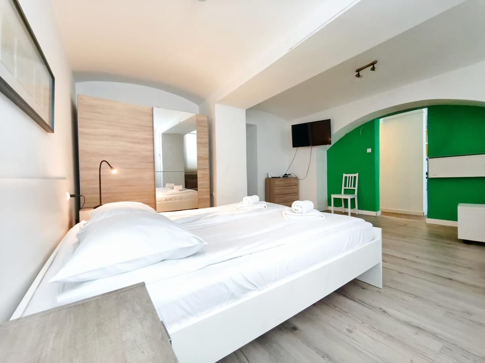 Bed, TV and multimedia, Photo of the whole room, Bedroom