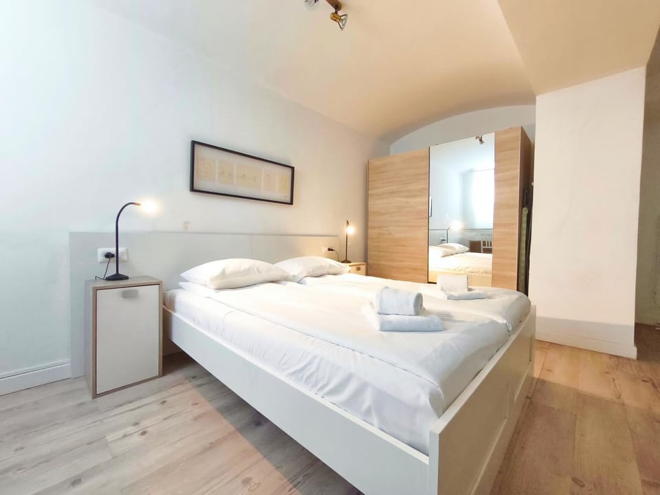 Bed, Photo of the whole room, Bedroom, towels