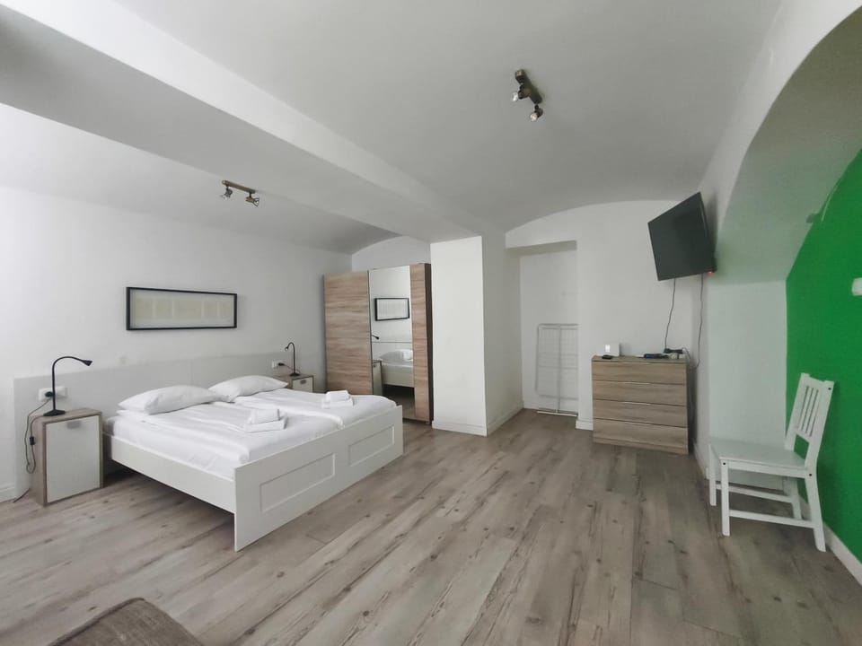 Bed, TV and multimedia, Bedroom, wardrobe