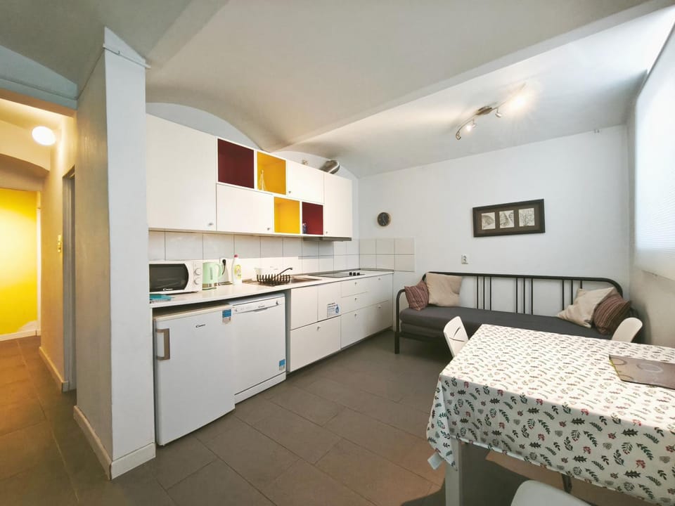 Kitchen or kitchenette, Seating area, Dining area, dishwasher, oven, pet friendly, stove