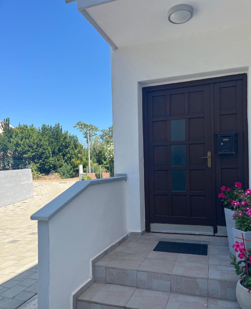 Patio, Facade/entrance