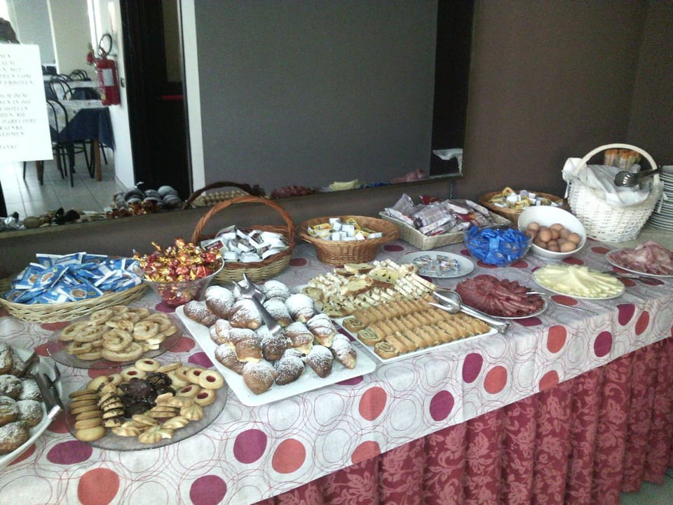 Breakfast, Buffet breakfast